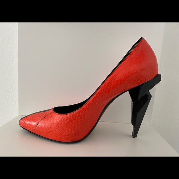 🔴SOLD🔴 Fendi Red Snakeskin Diamond Sculpted Heel Pumps - Picture 10 of 10
